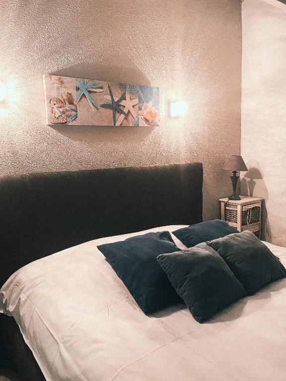Postel nebo postele na pokoji v ubytování Auberge Des Pins