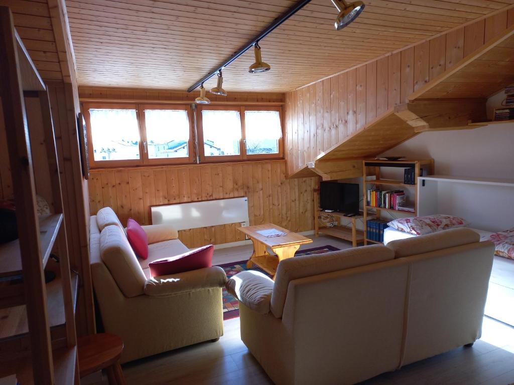Χώρος καθιστικού στο Confortevole mansarda di montagna