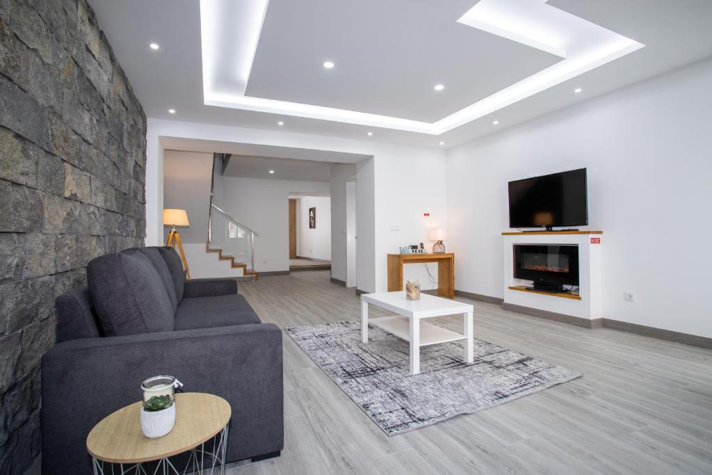 Uma TV ou centro de entretenimento em Azores PDL House