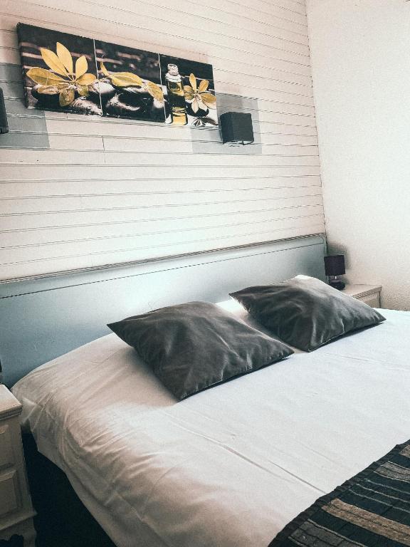 Postel nebo postele na pokoji v ubytování Auberge Des Pins