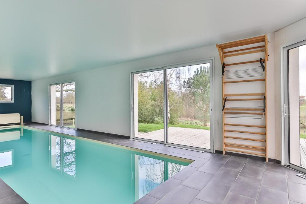 Belle maison de 300 m2 avec piscine, sauna, jacuzzi, Aizenay – Tarifs 2023