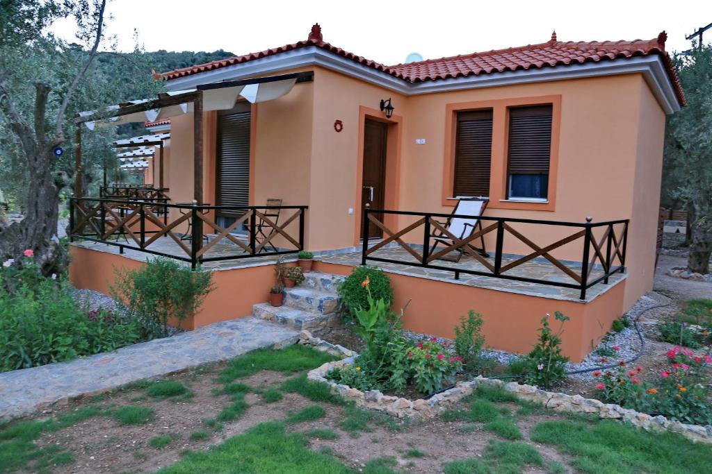a small house with a balcony in a garden at Evaland Traditional Houses in Tarti