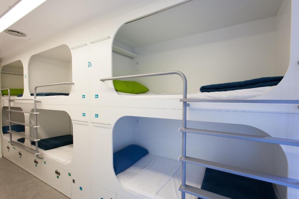 Poschodová posteľ alebo postele v izbe v ubytovaní Dream Cube Hostel