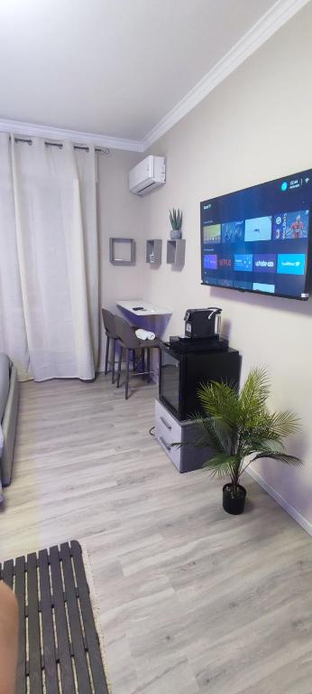 Telewizja i/lub zestaw kina domowego w obiekcie Etnea Gioeni House Suite