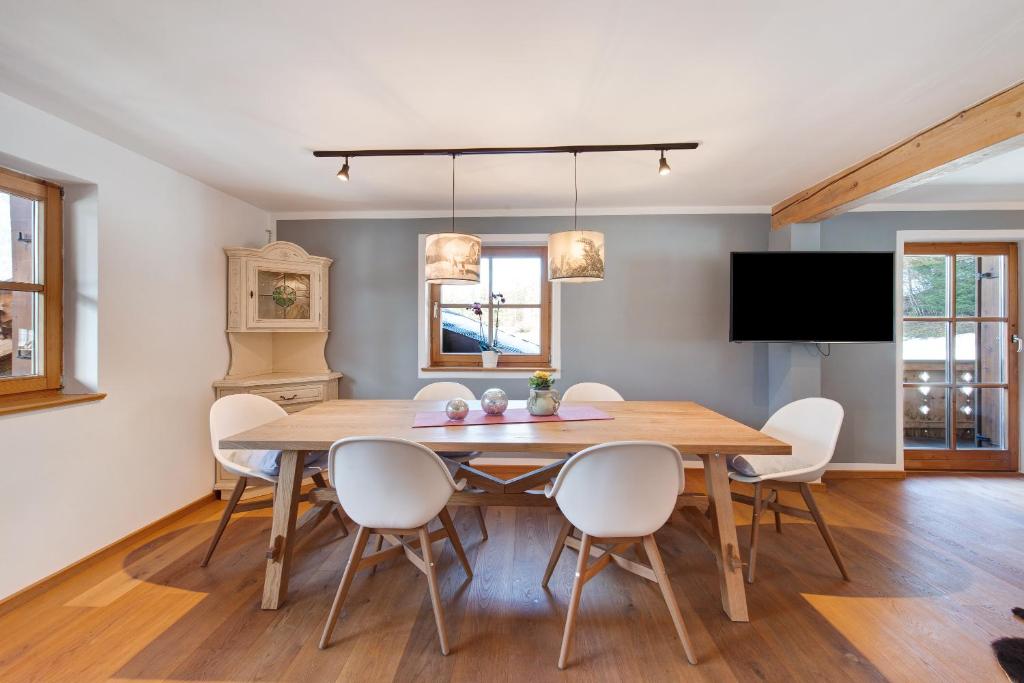 een eetkamer met een houten tafel en stoelen bij Ferienwohnung Riesserbaur in Garmisch-Partenkirchen