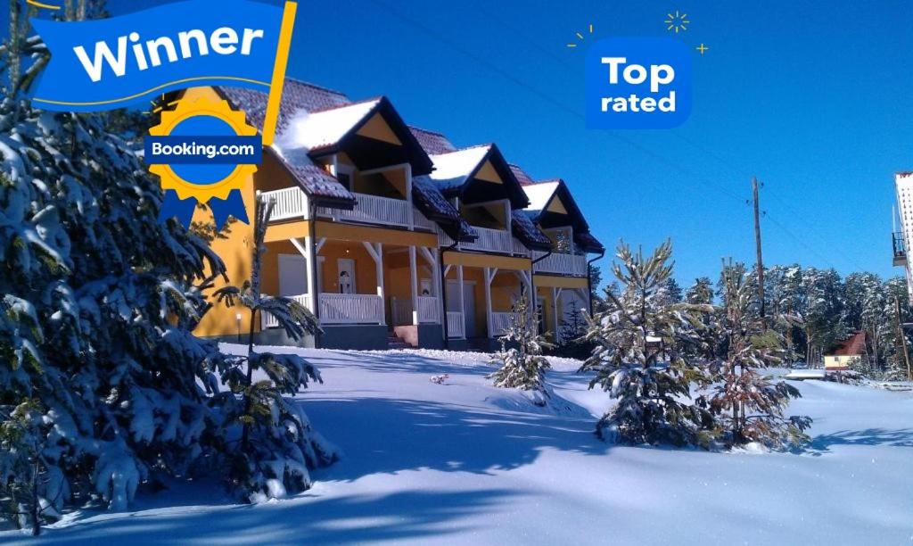 dom w śniegu ze słowami najlepiej ocenianymi w obiekcie Villa Ducic w mieście Zlatibor