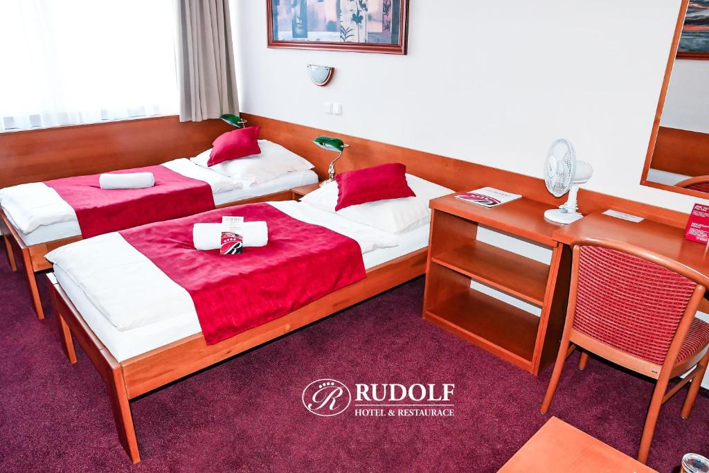 Posteľ alebo postele v izbe v ubytovaní Hotel Rudolf