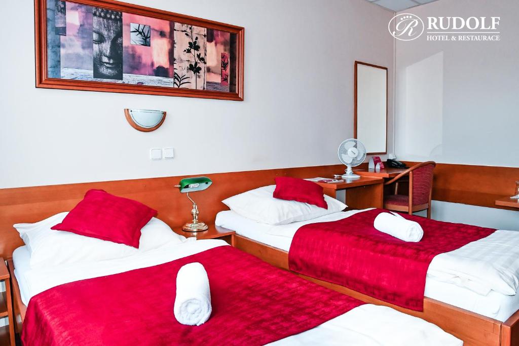 Posteľ alebo postele v izbe v ubytovaní Hotel Rudolf
