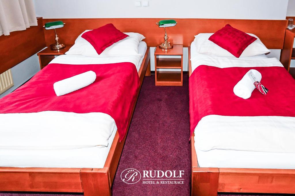 Posteľ alebo postele v izbe v ubytovaní Hotel Rudolf