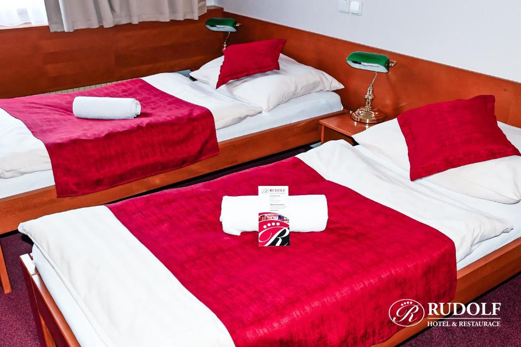 Posteľ alebo postele v izbe v ubytovaní Hotel Rudolf