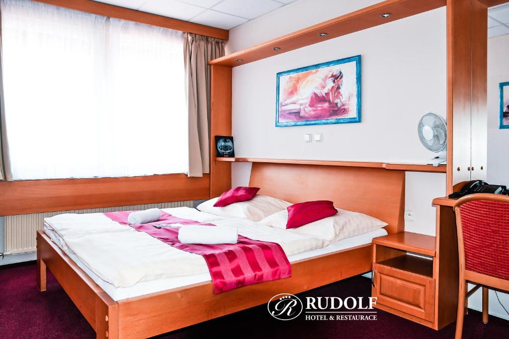Posteľ alebo postele v izbe v ubytovaní Hotel Rudolf