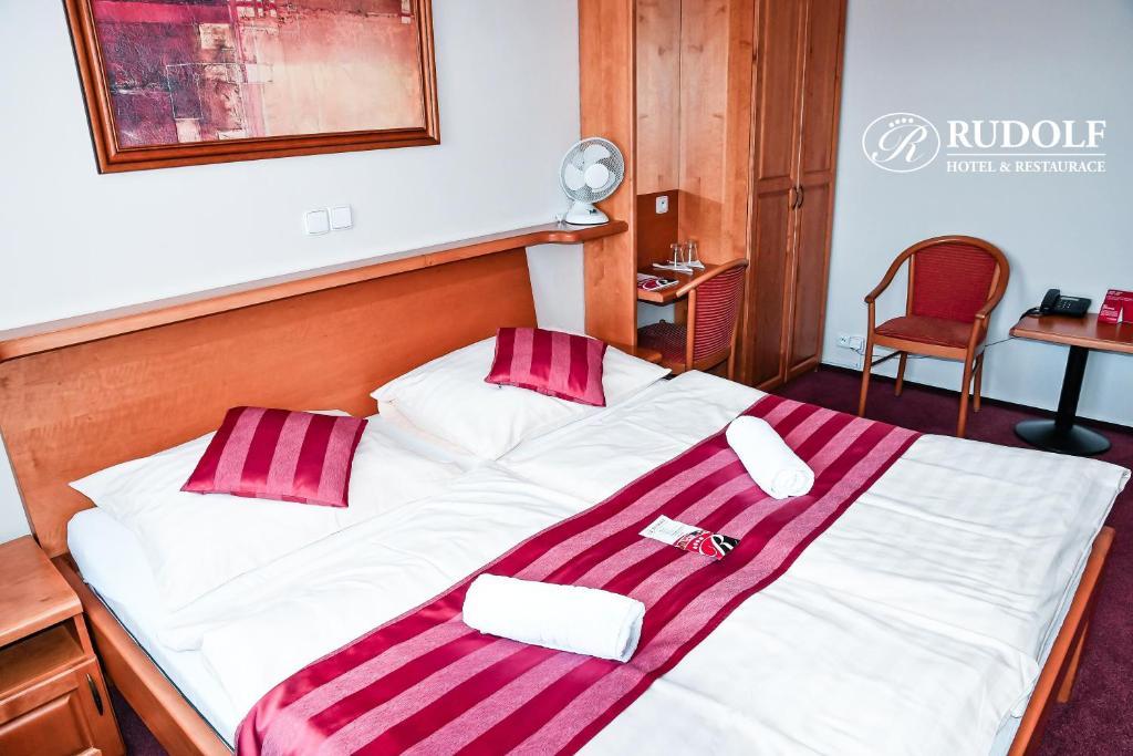 Posteľ alebo postele v izbe v ubytovaní Hotel Rudolf