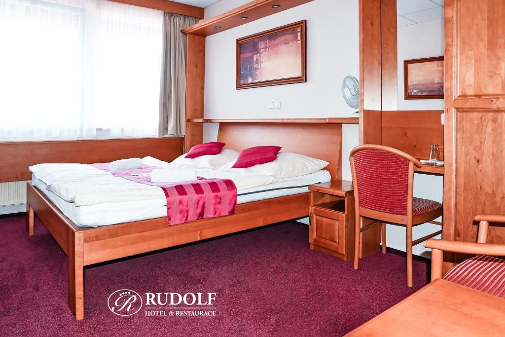Posteľ alebo postele v izbe v ubytovaní Hotel Rudolf