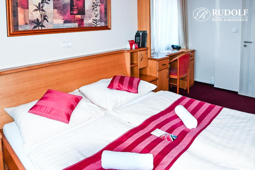 Posteľ alebo postele v izbe v ubytovaní Hotel Rudolf