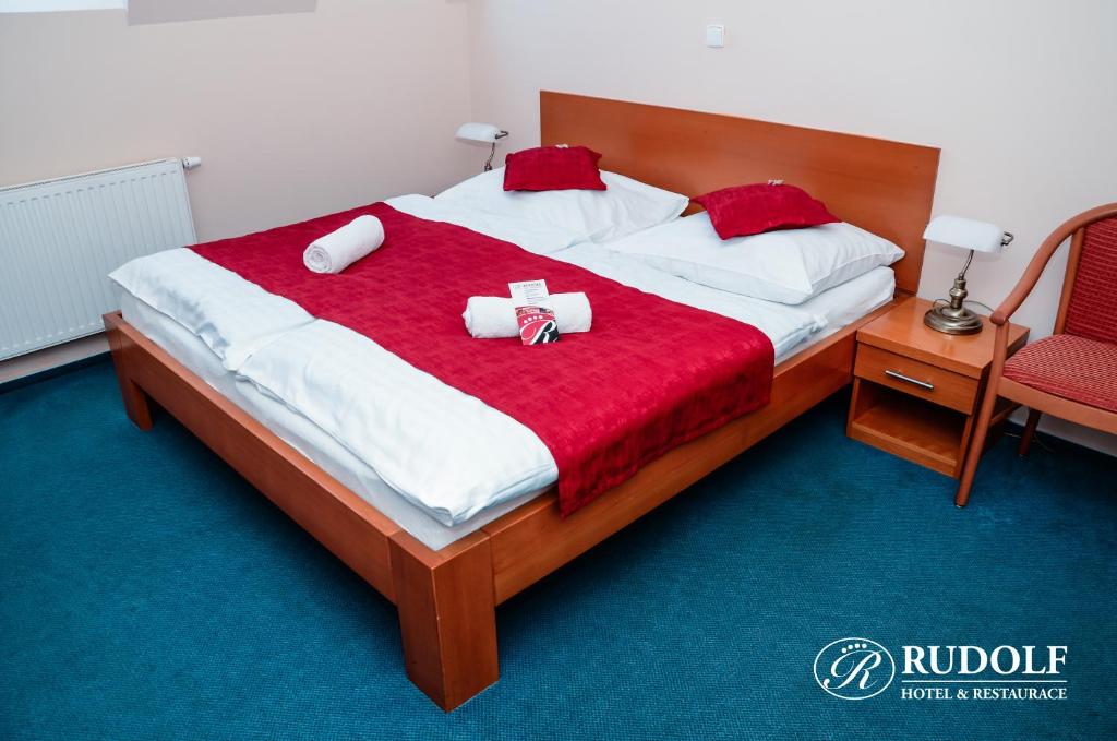 Posteľ alebo postele v izbe v ubytovaní Hotel Rudolf