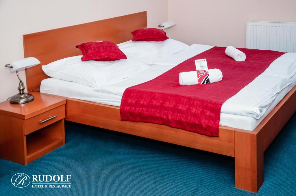 Posteľ alebo postele v izbe v ubytovaní Hotel Rudolf