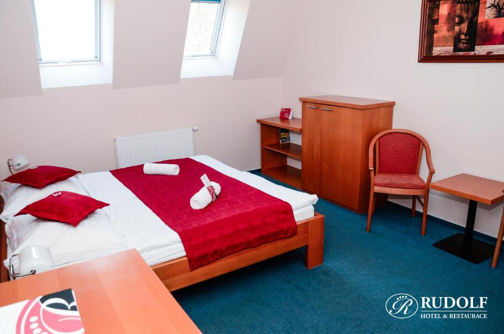 Posteľ alebo postele v izbe v ubytovaní Hotel Rudolf