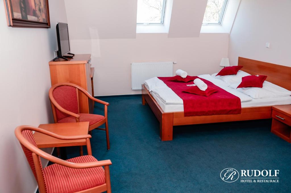 Posteľ alebo postele v izbe v ubytovaní Hotel Rudolf
