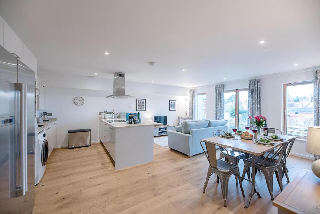 a kitchen and living room with a table and chairs at 2 Deben Wharf Woodbridge Air Manage Suffolk in Woodbridge