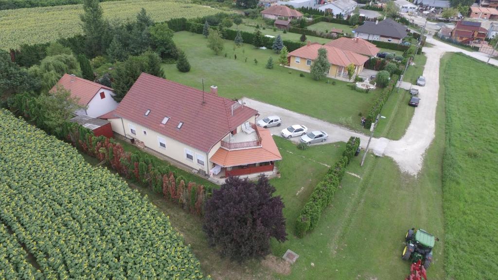 Pohľad z vtáčej perspektívy na ubytovanie Vadvirág vendégház