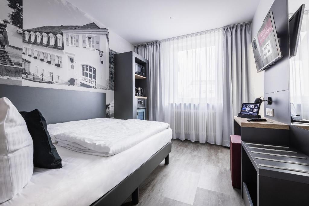 Postel nebo postele na pokoji v ubytování SMARTY Hotel Euler Homburg, Saar - KONTAKTLOSER SELF CHECK-IN