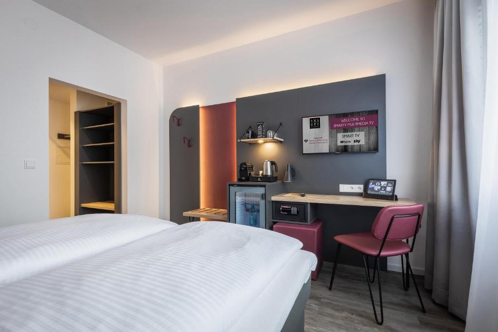 Postel nebo postele na pokoji v ubytování SMARTY Hotel Euler Homburg, Saar - KONTAKTLOSER SELF CHECK-IN