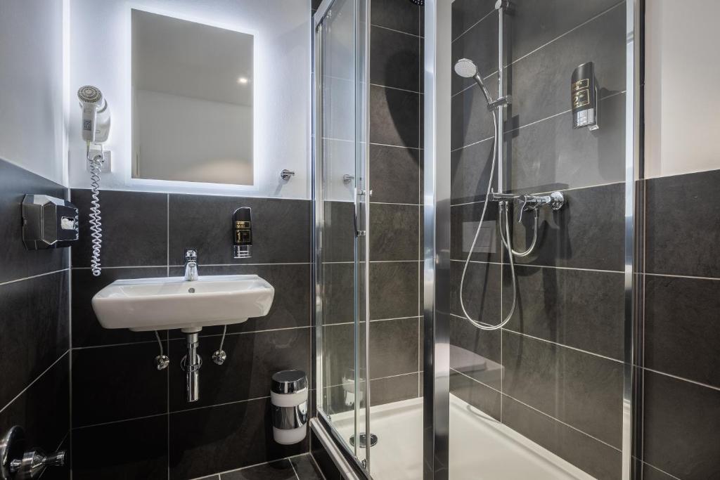 Koupelna v ubytování SMARTY Hotel Euler Homburg, Saar - KONTAKTLOSER SELF CHECK-IN