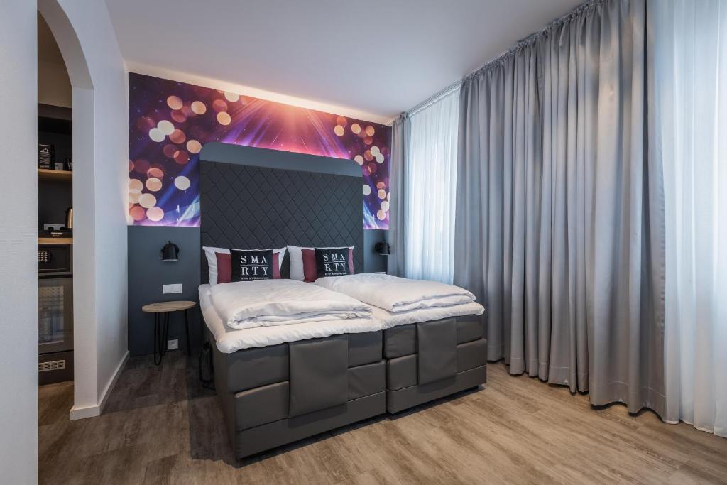 Postel nebo postele na pokoji v ubytování SMARTY Hotel Euler Homburg, Saar - KONTAKTLOSER SELF CHECK-IN