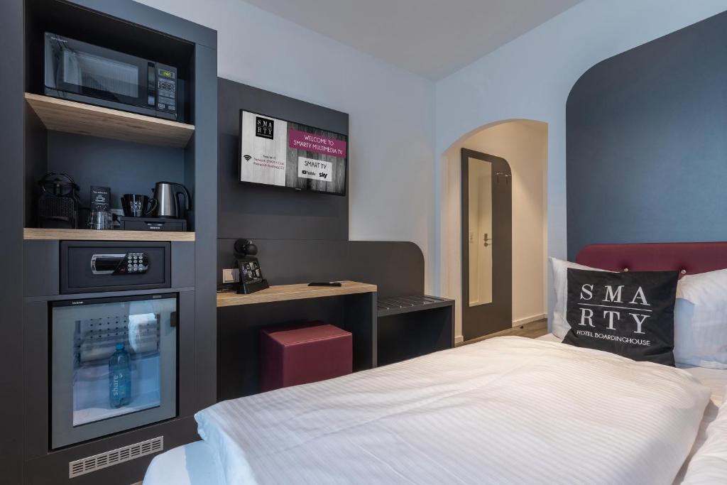 Postel nebo postele na pokoji v ubytování SMARTY Hotel Euler Homburg, Saar - KONTAKTLOSER SELF CHECK-IN
