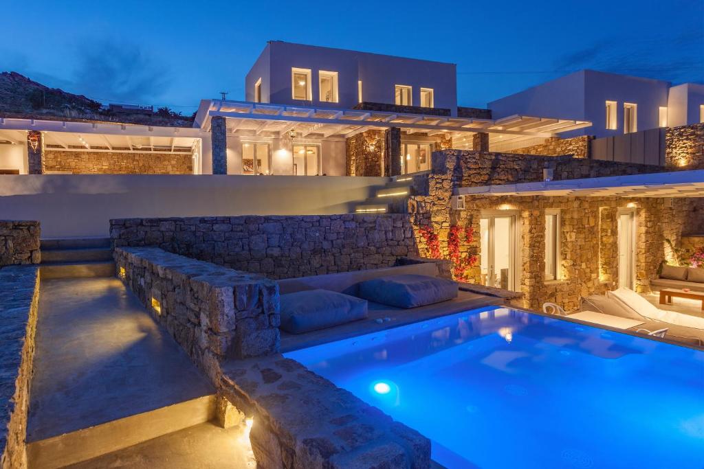 Bazén v ubytovaní The Mykonist Executive Villa Elia Beach alebo v jeho blízkosti