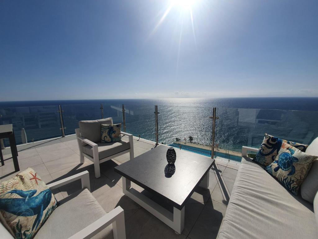 salon z widokiem na ocean w obiekcie Bayview Hills - Balcón del Mediterráneo w mieście Torrox