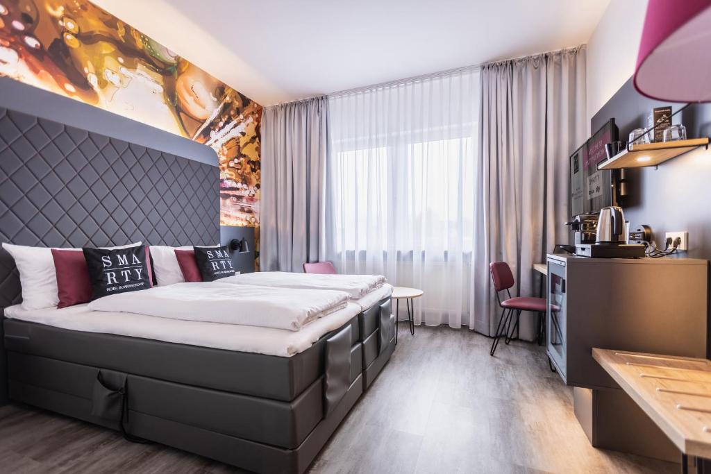 Postel nebo postele na pokoji v ubytování SMARTY Hotel Euler Homburg, Saar - KONTAKTLOSER SELF CHECK-IN