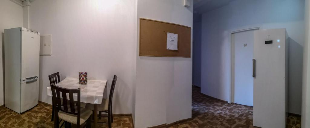 Kuchyň nebo kuchyňský kout v ubytování Villa Kadriorg Hostel
