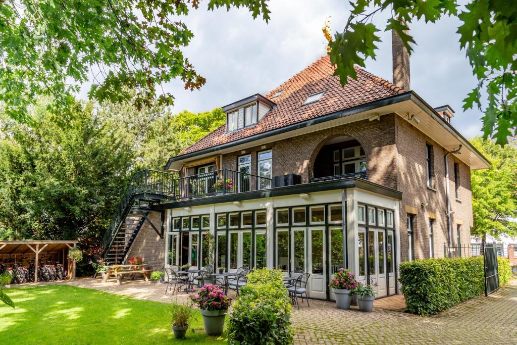 an exterior view of a house with a conservatory at Boutique Hotel Het Scheepshuys in Breda