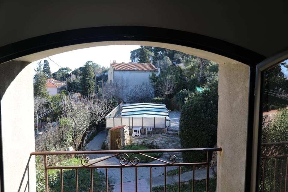 una vista a través de una ventana abierta de una casa en Sète, Villa Clara maison 5 étoiles avec piscine, en Sète