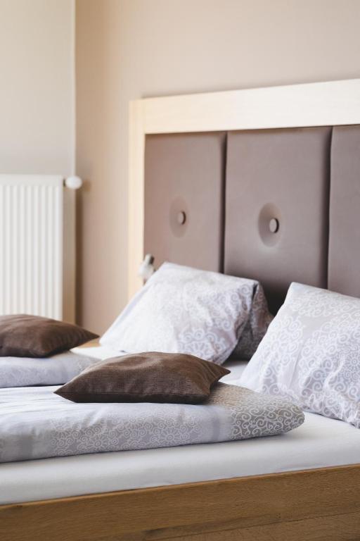 Een bed of bedden in een kamer bij Weingut Peter Grill