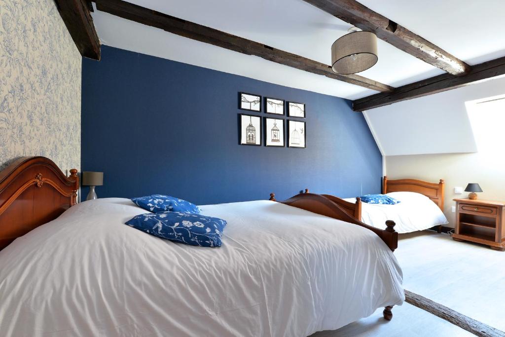 a bedroom with blue walls and a large bed at Chez Mamema, maison Alsacienne route des vins in Kintzheim