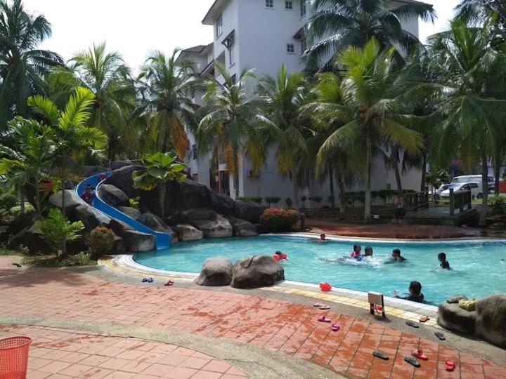 eine Gruppe von Personen in einem Schwimmbad in einem Resort in der Unterkunft PD Perdana Resort ASMAHOMESTAY in Port Dickson