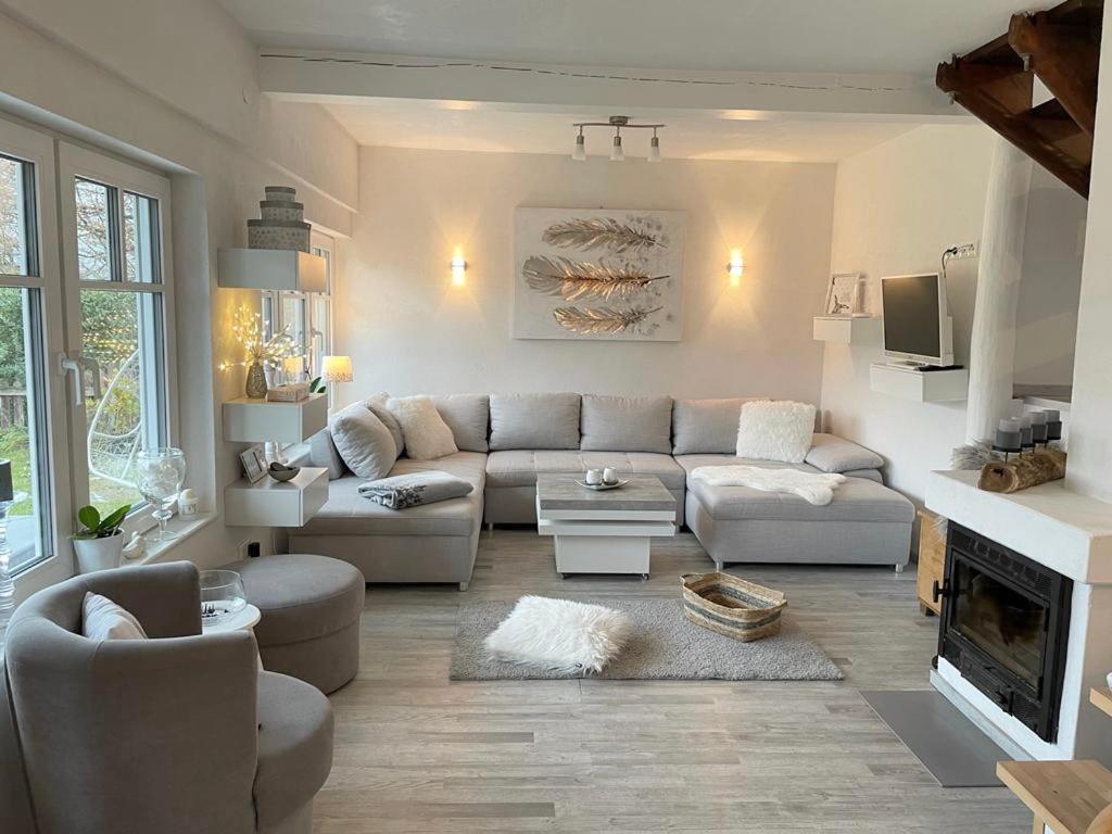 uma sala de estar com um sofá e uma lareira em Ferienhaus Hygge em Reichelsheim