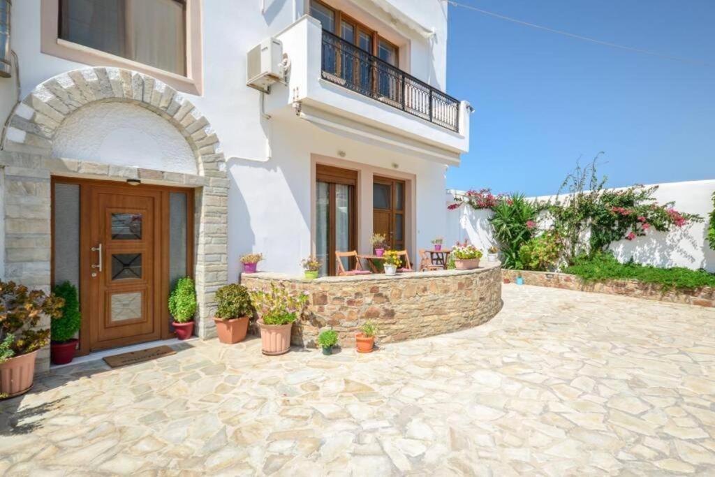een huis met een stenen loopbrug voor een deur bij Vaso studios & apartment in Naxos town in Naxos Chora