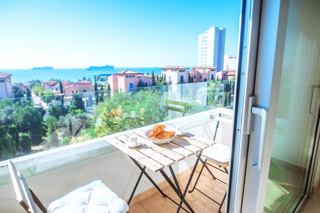 un tavolo e sedie su un balcone con vista di Amathus suite with sea view a Limassol