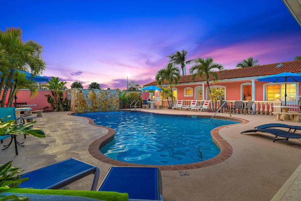 The swimming pool at or close to Blind Pass Resort Motel