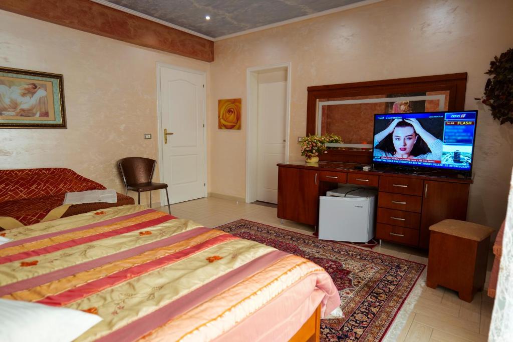 TV a/nebo společenská místnost v ubytování Hotel Lindi