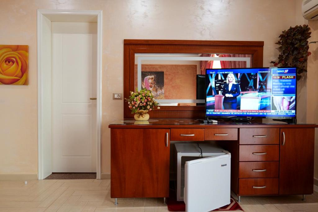 TV a/nebo společenská místnost v ubytování Hotel Lindi