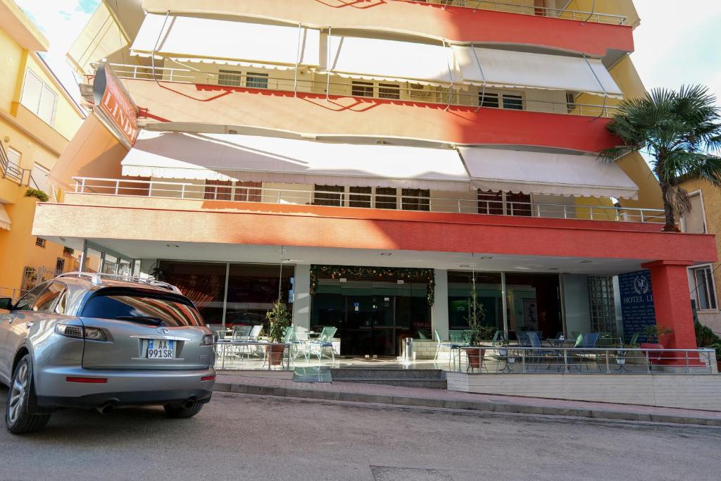 samochód zaparkowany przed budynkiem w obiekcie Hotel Lindi w Sarandzie