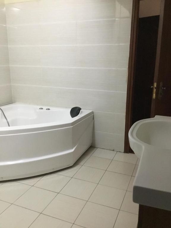 Yaya Brooks - Tomax - Appartement Met Drie Slaapkamers