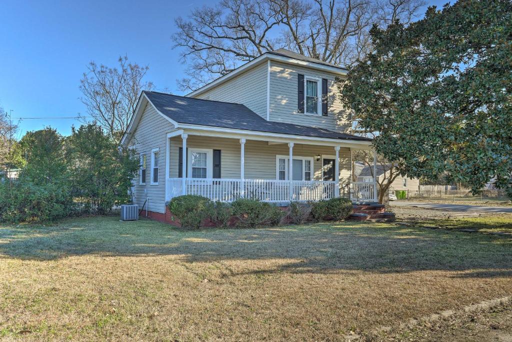 une maison blanche avec une terrasse couverte et une cour dans l'établissement Columbia Home with Spacious Yard Less Than 2 Mi to Dtwn, à Columbia