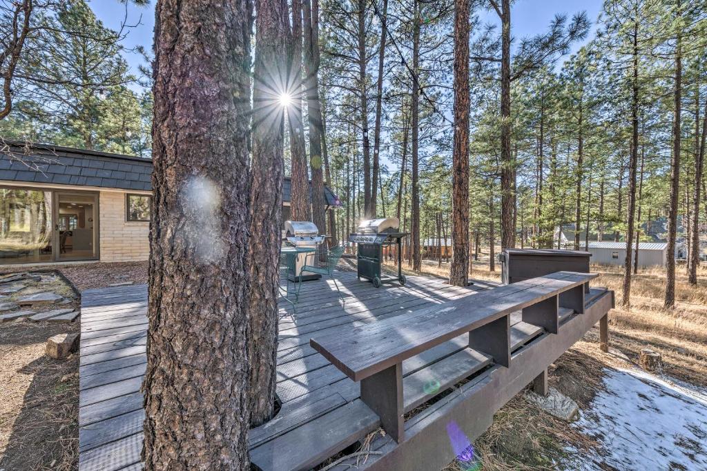 een houten terras met een picknicktafel naast een boom bij Ruidoso Getaway with Deck - 16 Mi to Ski Apache in Ruidoso