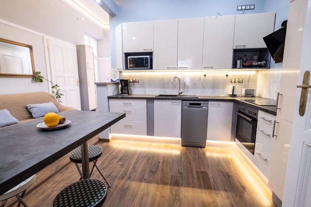 Kuchyňa alebo kuchynka v ubytovaní V6 Apartment by Small Home Budapest