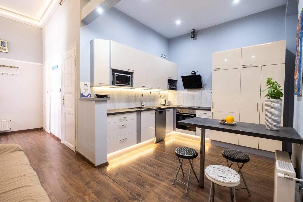 Kuchyňa alebo kuchynka v ubytovaní V6 Apartment by Small Home Budapest